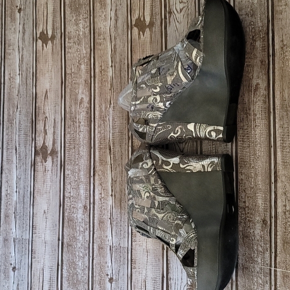 Nadara Shi by Journey silver & gray sandal wedge sandal shoe size 9 GUC - Picture 5 of 10